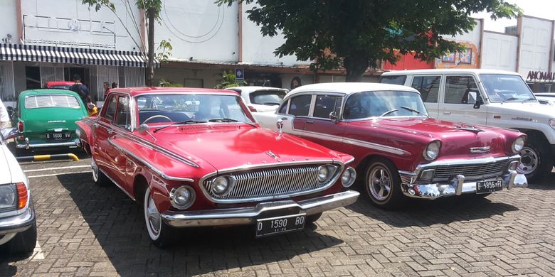 Sejumlah mobil milik anggota Perhimpunan Penggemar Mobil Kuno Indonesia (PPMKI) yang hadir saat acara kumpul bareng di Pondok Indah, Jakarta Selatan, Minggu (4/3/2018).