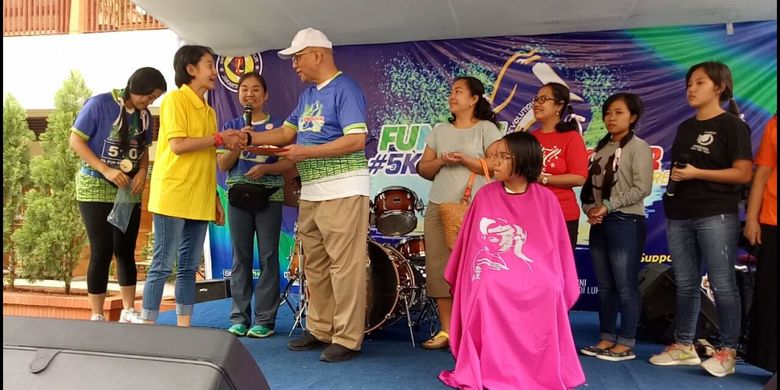 Ketua YKI, Prof Aru W Sudoyo, menerima bantuan dari program hair to share komunitas kanket Siloam dan Panitia SMP PL, Sabtu (24/3/2018).