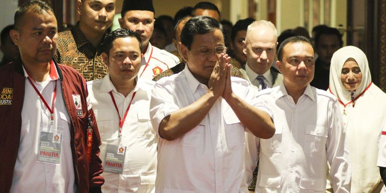 Ketua Umum Partai Gerindra Prabowo Subianto (tengah) bersiap menghadiri acara Rapat Kerja Nasional Bidang Advokasi dan Hukum DPP Gerindra di Jakarta, Kamis (5/4). Dalam acara yang diselenggarakan secara tertutup tersebut Prabowo akan memberikan arahan dan pidato politiknya kepada seluruh kader Partai Gerindra yang hadir. ANTARA FOTO/Muhammad Adimaja/foc/18.