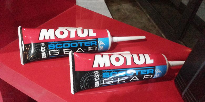 Motul Scooter Gear, salah satu produk oli gardan untuk motor matik.