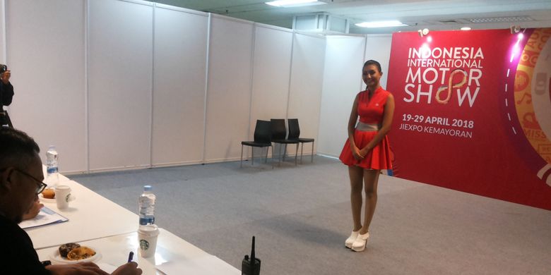 Salah satu SPG yang mengikuti seleksi tahap awal Miss IIMS 2018 pada Rabu (25/4/2018).