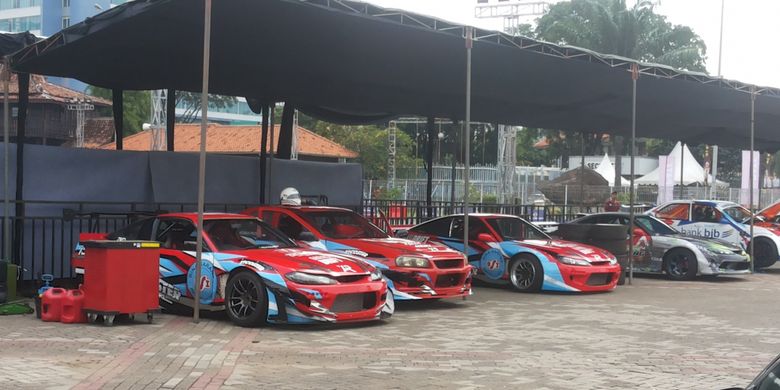 Mobil-mobil untuk aksi drifiting yang terparkir di Asphalt Area Intersport, Indonesia International Motor Show (IIMS) 2018, Sabtu (28/4/2018).