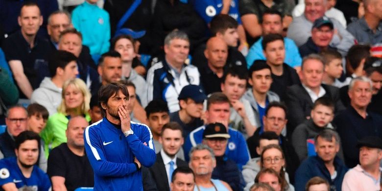 Ekspresi pelatih Chelsea, Antonio Conte, saat timnya ditahan imbang 1-1 oleh Huddersfield Town pada hari Rabu (9/5/2018) atau Kamis dini hari WIB.