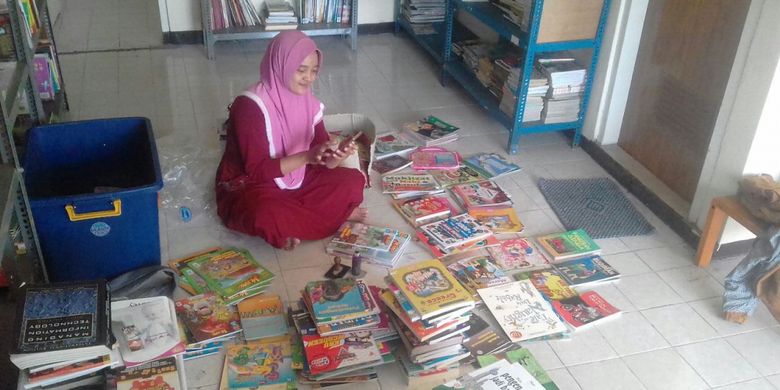 Relawan Komunitas 1001buku tengah melakukan proses penyortiran dan packing buku-buku donasi untuk kemudian didistribusi ke ratusan taman baca di Indonesia