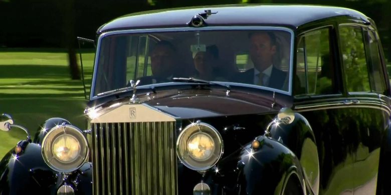 Rolls-Royce Phantom IV digunakan sebagai mobil pernikahan pangeran Harry dan Meghan Markle.