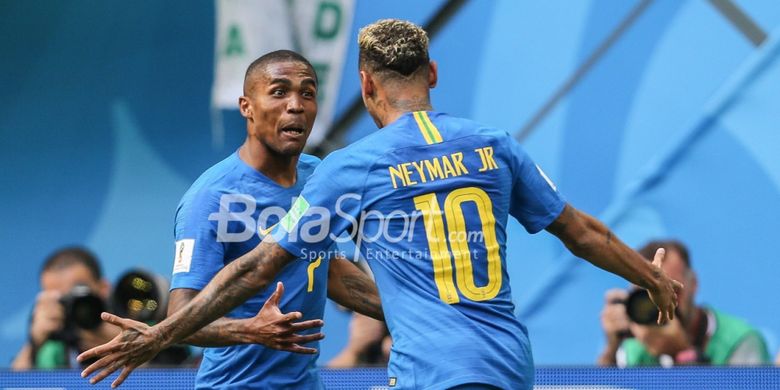 Pemain Brasil, Douglas Costa dan Neymar, merayakan gol kedua pada laga kontra Kosta Rika di Saint-Petersburg Stadium pada Jumat, 22 Juni 2018.
