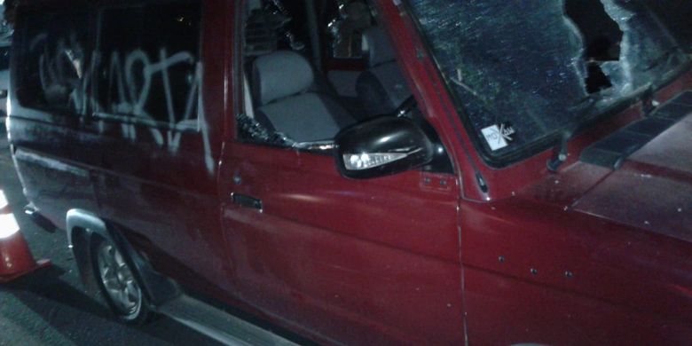 Mobil Toyota Kijang milik Alex Saputra yang dirusak rombongan yang diduga Jakmania di Jalan Taman Kemang, Jakarta Selatan, Sabtu (30/6/2018) malam. Kaca mobil tampak pecah dan dicorat-coret tulisan Persija.