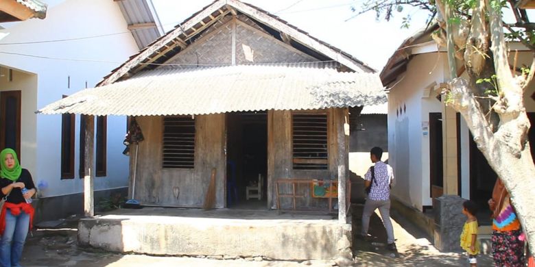 Rumah Lalu Muhammad Zohri, sang juara dunia kejuaraan lari 100 meter U20 di Finlandia di Lombok Utara, tampak sederhana berdinding kayu diapit rumah-rumah sekitarnya yang lebih mewah, Kamis (12/7/2018).