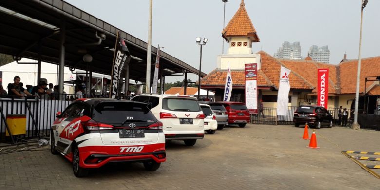 Deretan mobil yang bisa dites pengunjung di test drive area pada gelaran Otobursa Tumplek Blek 2018 di Gambir Expo, JIExpo Kemayoran Jakarta pada penyelenggaraan hari pertama, Sabtu (21/7/2018).
