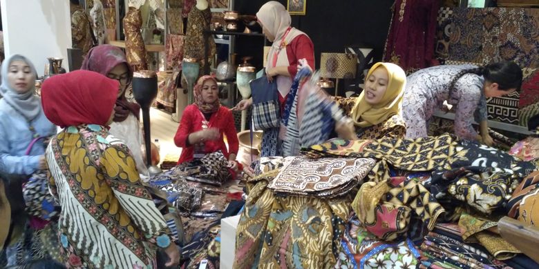 Pelaku UMKM memamerkan produknya di Pameran Karya Kreatif Indonesia di Jakarta Convention Center, Jakarta. 