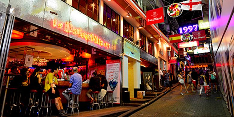 Lan Kwai Fong di Hongkong salah satu lokasi yang bisa dikunjungi turis, di sana terdapat beragam restoran, bar, dan klub.