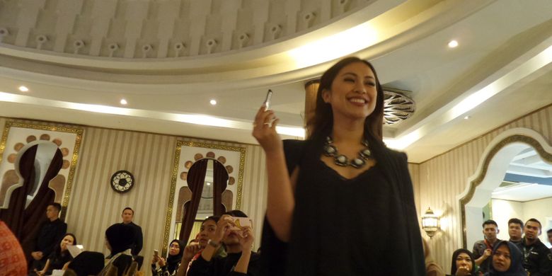 Beauty blogger Tyna Kanna Mirdad saat berpose dengan salah satu shade lipstik Oriflame The One Colour Obsession pada acara peluncurannya di Rumah Maroko, Menteng, Jakarta, Kamis (2/8/2018).