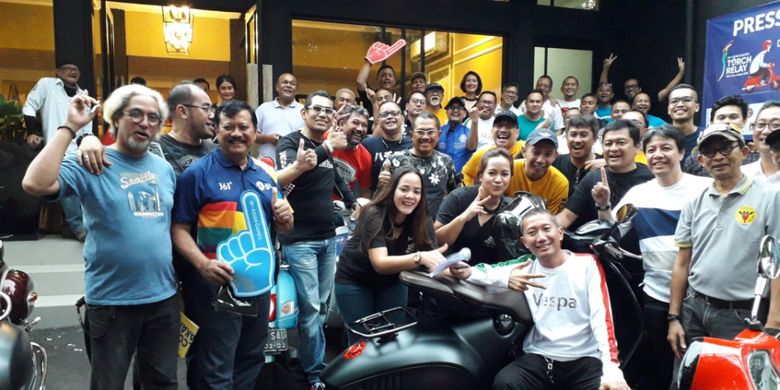 Komjen (Purn) Nanan Soekarna bersama para anggota gabungan komunitas Vespa yang akan mengawal pawai obor atau torch relay Asian Games di Jakarta pada 15 dan 16 Agustis 2018.