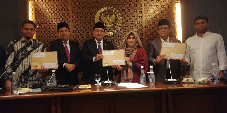 Aktivis gerakan #2019GantiPresiden secara resmi menyerahkan bukti persekusi yang mereka alami kepada pimpinan DPR, Selasa (28/8/2018). 