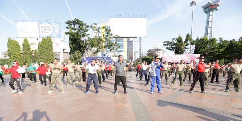 Wali Kota Semarang Hendrar Prihadi menari Gemu Famire bersama anggota TNI dalam rangka memperingati HUT TNI ke-73 di Lapangan Simpang Lima, Semarang, Selasa (4/9/2018).
