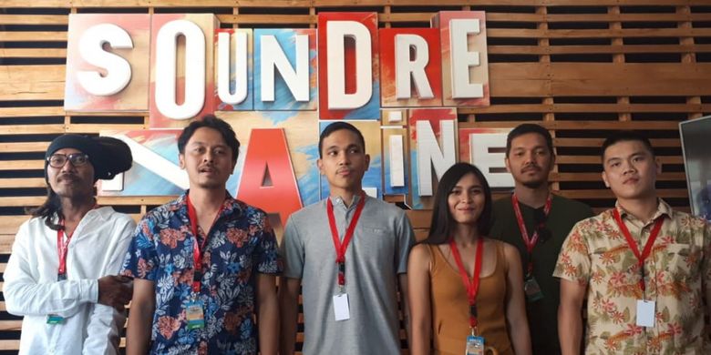 Dialog Dini Hari berpose bersama Scaller USAI mini talkshow Soundrenaline 2018 di Garuda Wisnu Kencana (GWK), Badung, Bali, Sabtu (8/9/2018).