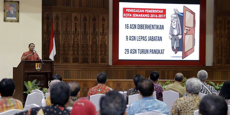 Wali Kota Semarang menyampaikan sambutan usai penandatanganan MoU dan perjanjian kerjasama Smart City bersama Bupati Bupati Batang dan Bupati Klaten, Selasa (25/9/2019), di Balaikota Semarang.