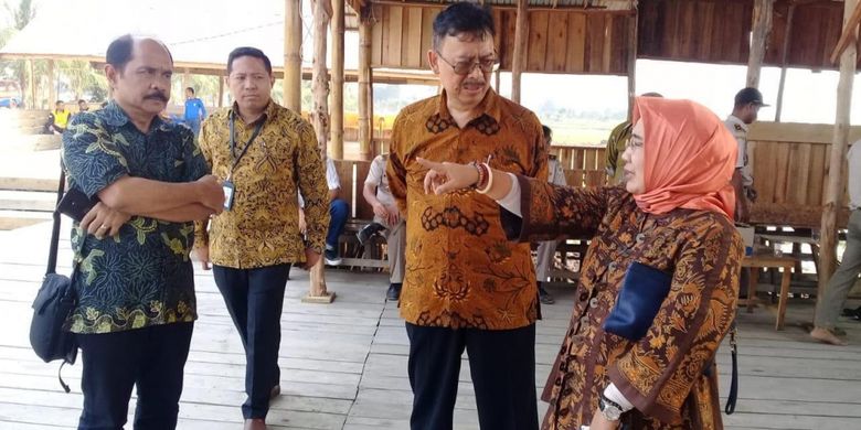 Sekretaris Jenderal Kementerian Pertanian Syukur Iwantoro (tengah) saat meninjau langsung Hari Pangan Sedunig (HPS) di Desa Jejangkit Muara, Kabupaten Barito Kuala (Batola)