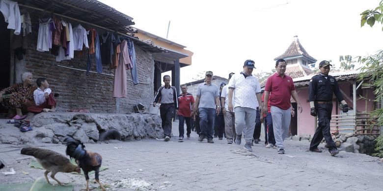 Wali Kota Semarang, Hendrar Prihadi berjalan santai saat meninjau kondisi Kelurahan Rowosari, Kecamatan Tembalang, Selasa (2/10/2018)