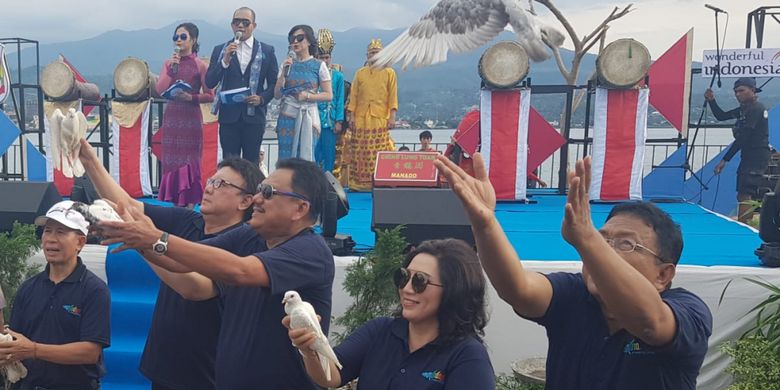 Gubernur Sulawesi Utara Olly Dondokambey bersama Mendagri Tjahjo Kumolo menghadiri acara Festival Manado Fiesta 2018 yang dipusatkan di kawasan Megamas, Jumat (31/08/2018).