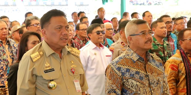 Ketua Mahkama Agung RI Muhammad Hatta Ali (pertama dari kanan) bersama Gubernur Sulawesi Utara Olly Dondokambey (kedua dari kanan), dalam acara peresmian operasional 85 kantor Pengadilan Negeri se-Indonesia, di Melonguane, Kabupaten Talaud, Senin (22/10/2018). 