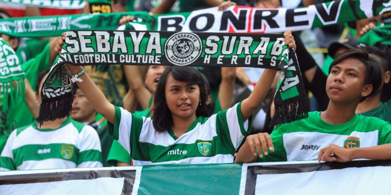 Bonek Mania memberikan dukungan kepada tim kebanggaannya, Persebaya Surabaya di Stadion Gelora Bung Tomo.