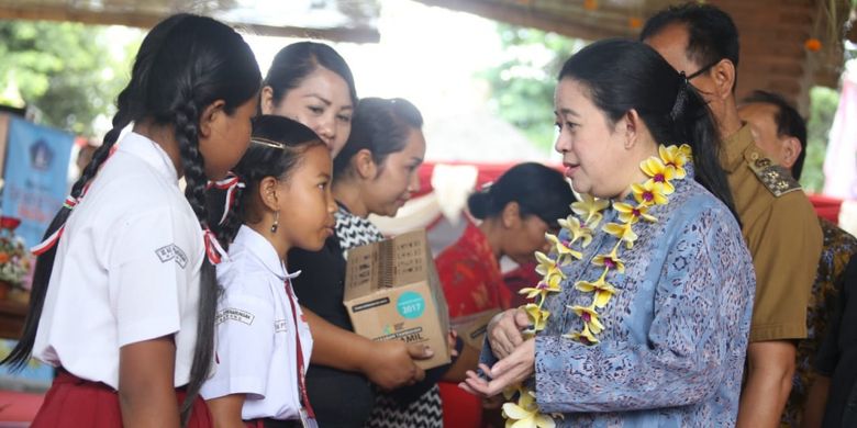 Menteri Koordinator Bidang Pembangunan Manusia dan Kebudayaan (Menko PMK) Puan Maharani saat memberikan bantuan kepada warga Desa Penarungan dalam kunjungan kerjanya ke Kabupaten Badung, Bali, Selasa (6/11/2018)