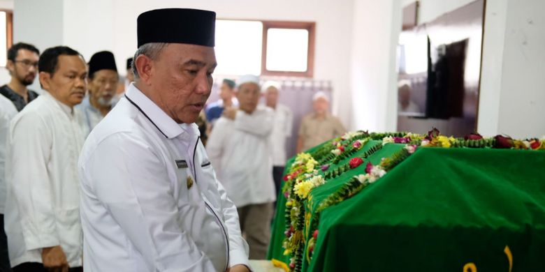 Wali Kota Depok, Mohammad Idris menyambangi Masjid Nurul Iman, tempat Ibnu Hantoro dishalatkan, di Masjid Nurul Iman, Jalan Komplek Pelni, Sukmajaya, Depok, Rabu (7/11/2018).