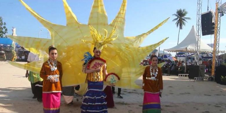 Wakatobi Wonderful Festival dan Expo atau Festival Wakatobi Wave 2018 yang berlangsung di Kabupaten Wakatobi, Sulawesi Tenggara, Selasa (13/11/2018). Dalam festival tersebut, terdapat barisan karnaval yang menggunakan pakaian biota yang hidup di laut.