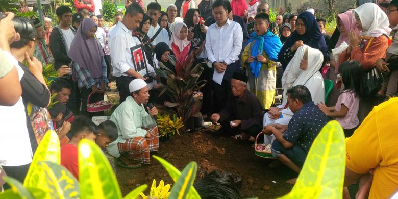 Suasana pemakaman almarhum Firmansyah Akbar di taman pemakaman umum (TPU) Kampung Nagrak Kaler, Desa Nagrak, Kecamatan Cisaat, Sukabumi, Jawa Barat, Selasa (13/11/2018).
