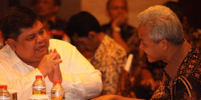 Gubernur Ganjar Pranowo berbincang dengan Deputi bidang Reformasi Birokrasi Akuntabilitas Aparatur & Pengawasan Kemenpan Reformasi Birokrasi Muhammad Yusuf Ateh, di acara Evaluasi Sistem Akuntabilitas Kinerja Instansi Pemerintah (SAKIP) dan Reformasi Birokrasi Pemerintah Provinsi dan Kabupaten/Kota se-Provinsi Jawa Tengah di Hotel Novotel, Semarang, Rabu (14/11/2018).