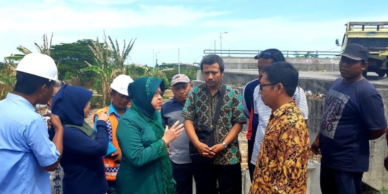 Wali Kota Surabaya Tri Rismaharini saat meninjau lokasi proyek jalan MERR bersama Unit Koordinasi Supervisi dan Pencegahan (Kopsurgah) Jawa Timur dan Jawa Tengah Komisi Pemberantasan Korupsi (KPK), M. Najib Wahito, Rabu (14/11/2018).