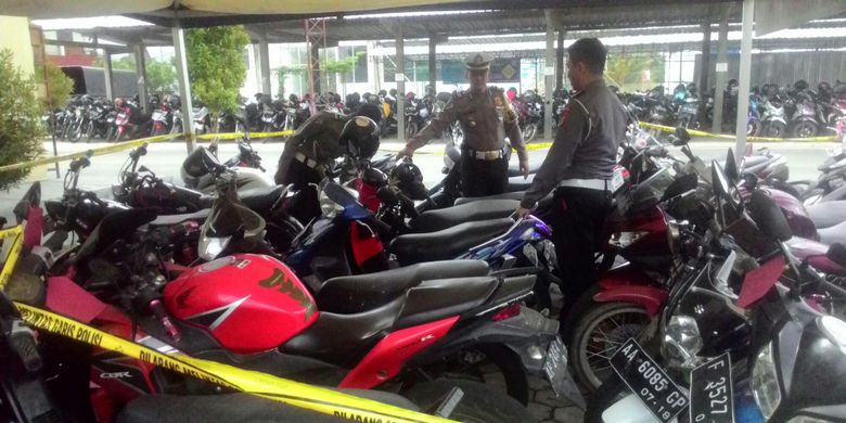 Puluhan kendaraan roda 2 masih teronggok di Polres Kulon Progo. Motor itu merupakan hasil penilangan sepanjang 2 pekan berlangsungnya Operasi Zebra Progo 2018. Mayoritas pelanggar berusia pelajar.