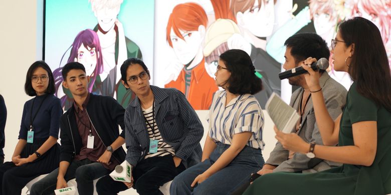 (ketiga dari kiri) CEO dan produse eksekutif Visinema Pictures, Angga Dwimas Sasongko, hadir di LINE Creativate 2018: Dari LINE Webtoon ke Layar Lebar.
