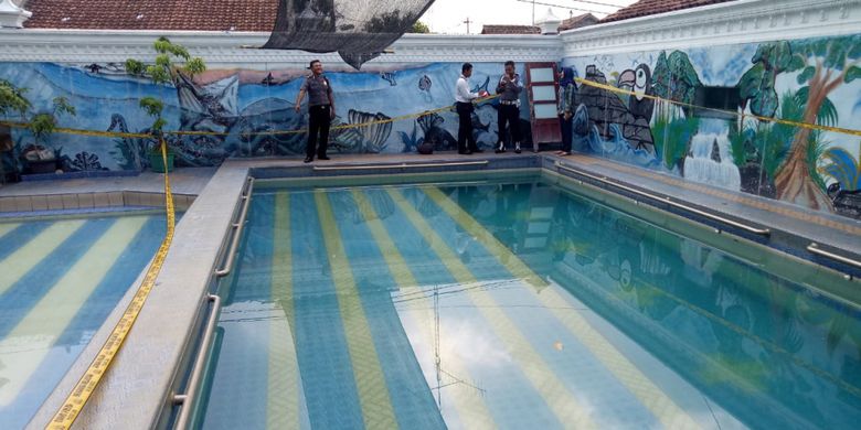 Anggota Polsek Tegalrejo saat  berada di lokasi kolam renang untuk mendalami  peristiwa dua anak tengelam. 