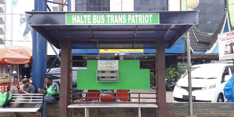 Halte Bus Transpatriot, jalan Jenderal Ahmad Yani, Kota Bekasi, Senin (26/11/2018).