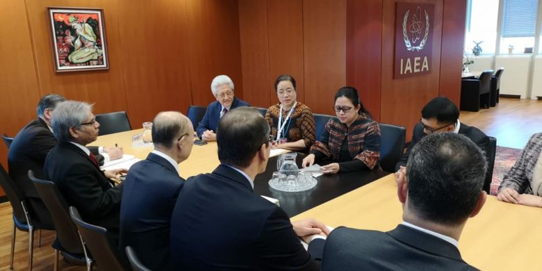 Menko PMK Puan Maharani bertemu dengan Dirjen Badan Tenaga Atom Internasional (IAEA) Yukiya Amano di Wina, Austria, 28 November 2018. Dalam pertemuan ini Puan memaparkan penggunaan teknologi nuklir untuk Indonesia.