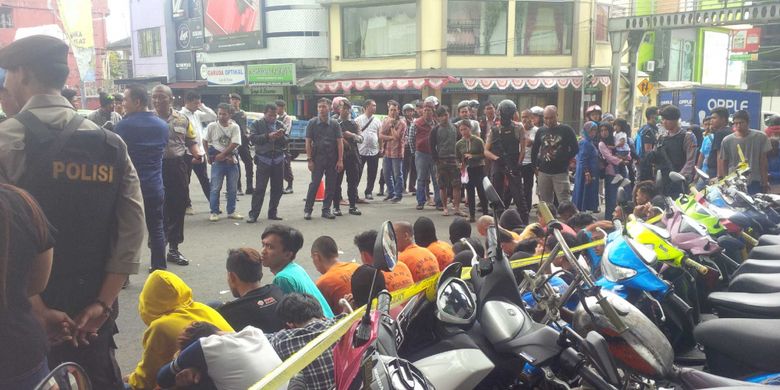 Polres Sukabumi Kota gelar konferensi pers terkait diamankannya puluhan anggota geng motor di Bundaran Tugu Adipura, Sukabumi, Jawa Barat, Senin (24/12/2018). 