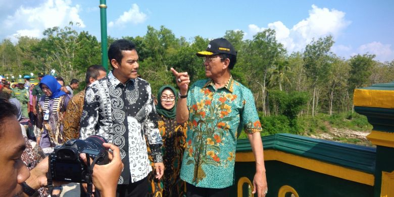 Gubernur DIY Sri Sultan Hamengku Buwono X (Batik Hijau) Meninjau Jembatan Nguwot yang Menghubungkan Gading -Ngalang Kamis (10/1/2019)