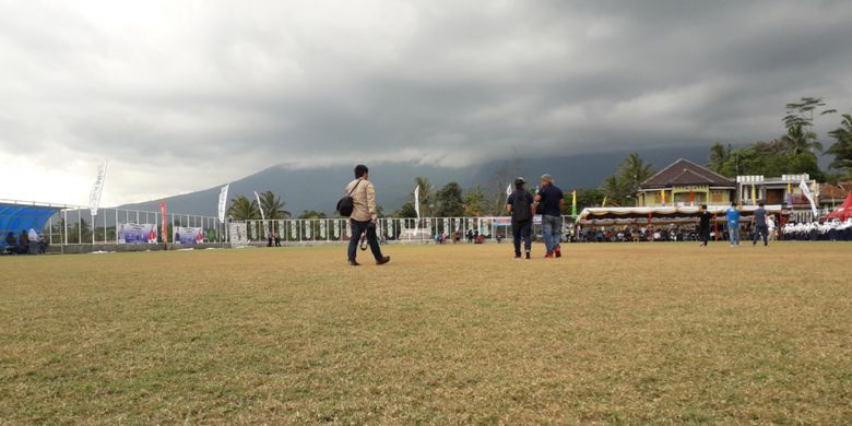 Kondisi rumput lapangan Sakti Lodaya di Desa Cisayong, Tasikmalaya, Jawa Barat, Selasa (15/1/2019). Terlihat rumput lapangan sudah menguning. Padahal pada sekitar Oktober 2018, lapangan ini sempat viral di media sosial karena rumput yang dipakai berstandar FIFA.