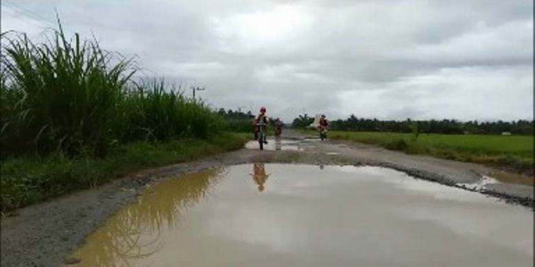 Cerita siswa di Mamuju Tengah, Sulawesi Barat, yang setiap hari harus melintasi jalan perbatasan kabupaten Mamuju dengan Mateng yang rusak berat di musim hujan hingga menyerupai deretan kolam-kolam berisi air. 