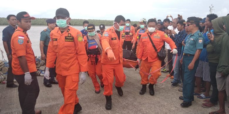 Tim SAR saat mengevakuasi salah satu korban KMN Lang 01 ke mobil ambulance setelah tiba di pelabuhan perikanan Merauke, Sabtu (2/2/2019)
