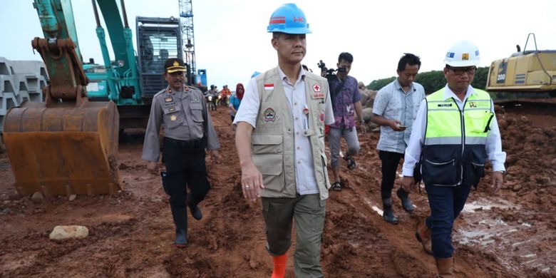 Gubernur Jawa Tengah Ganjar Pranowo, saat melihat pengerjaan proyek tanggul penahan rob dan banjir di pesisir utara Kota Pekalongan, Rabu (30/1/2019).