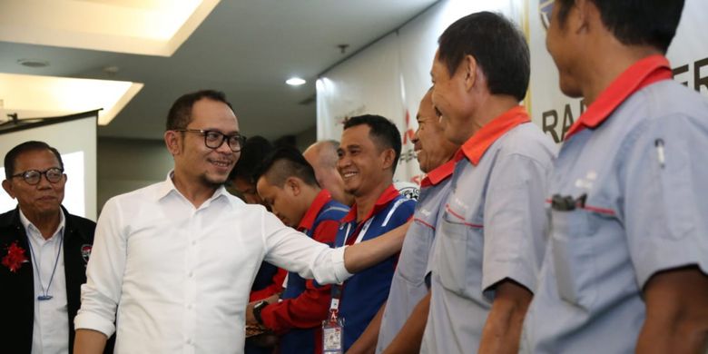 Menaker Hanif memberikan ucapan selamat kepada para sopir truk yang mendapatkan sertifikasi kompetensi di Jakarta, Kamis (14/2/2019) kemarin petang.