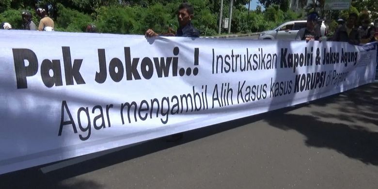 Ratusan demonstran mendatangi kantor Wali Kota Parepare Taufan Pawe untuk meminta penjelasan mandegnya gaji kader Posyando dan petugas Call Center 112 selama empat bulan. Mereka mengindikasi ada korupsi di lingkaran Dinas Kesehatan Parepare dan meminta Jokowi turun tangan, Senin (25/2/2019). 