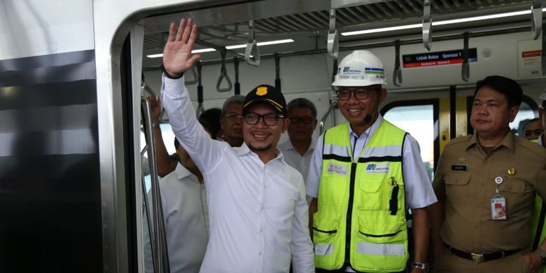 Menteri Ketenagakerjaan (Menaker) M Hanif Dhakiri saat menjajal MRT dari Hotel Indonesia-Lebak Bulus-Hotel Indonesia Senin (25/2/2019). 