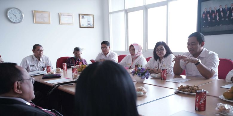 Wali Kota Semarang Hendrar Prihadi di dampingi Jajaran Direksi RSUD KRMT Wongsonegoro menerima tim Survei Akreditasi Standar Nasional Akreditasi Rumah Sakit (SNARS edisi 1) di RSUD KRMT Wongsonegoro Kota Semarang. 