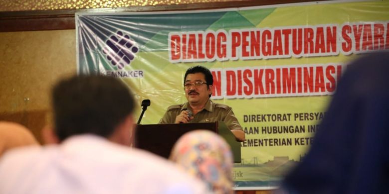 Kepala Dinas Tenaga Kerja dan Transmigrasi (Kadisnakertrans) Provinsi Banten Al Hamidi saat menghadiri Dialog Pengaturan Syarat Kerja Non Diskriminasi Dalam Perjanjian Kerja Bersama (PKB) di Kota Serang, Banten, Selasa (5/3/2019).
 