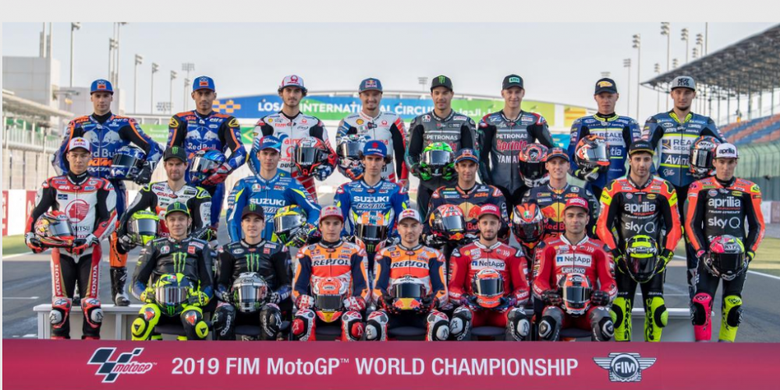 Line-up pebalap MotoGP 2019 saat sesi foto di Sirkuit Losail, Qatar. MotoGP 2019 akan diikuti 22 pebalap dari 11 tim.