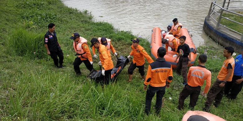 Tim SAR mengevakuasi jasad korban, Satimah (59) di Sungai Serayu, Desa Tambaknegara, Kecamatan Rawalo, Kabupaten Banyumas, Jawa Tengah, Jumat (31/5/2019).